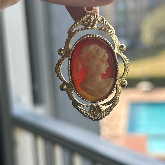 Vintage 1950’s Whiting & Davis Gold Cameo Pendant Necklace - Picture 3 of 16